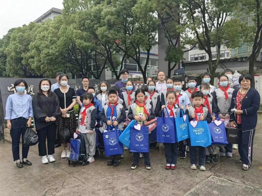 与孩子合影.webp