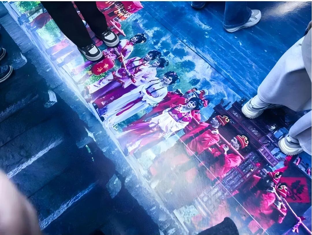 地铁广告阴到没边!出行越来越惊悚?