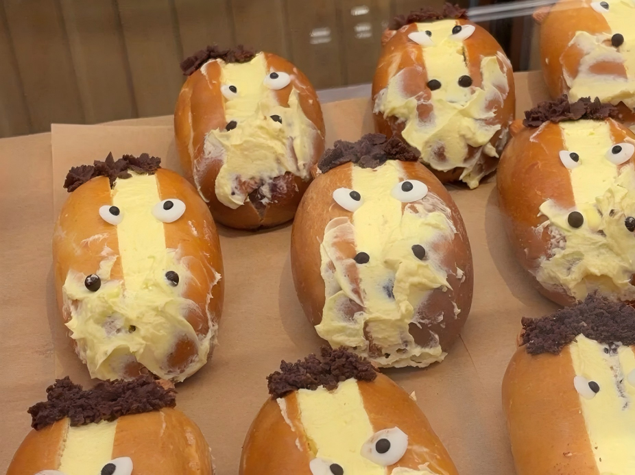 好利来这匹 “牛马” 杀疯了！打工人“认领”自己？一般丑的不要，丑到离谱的拿下！