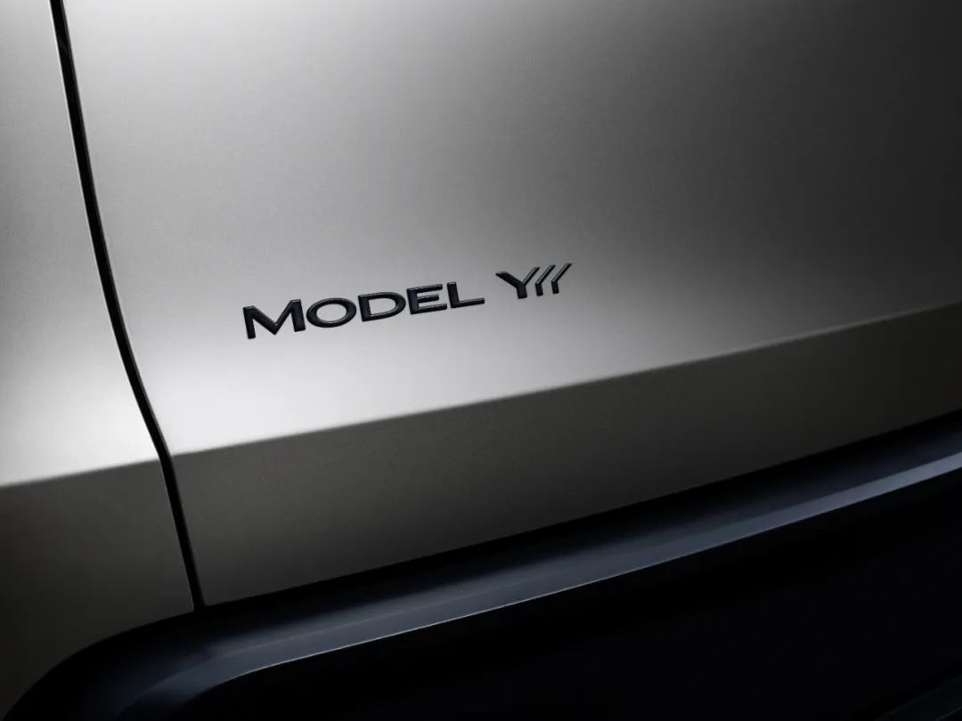 特斯拉发布Model Y L，网友：LOGO撞脸哪吒？