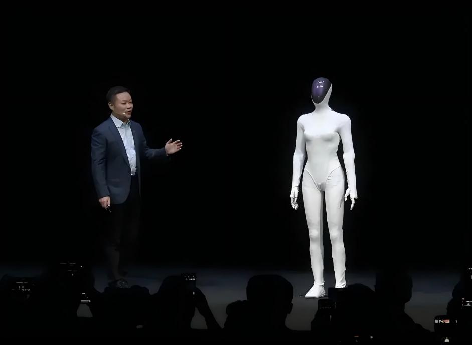 小鹏女机器人引争议!遭疑后脱衣证身!网友:“这要不是皮套演员,我倒立吃三顿S”