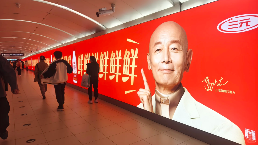 现在地铁站的海报疯疯疯疯疯了吧！？