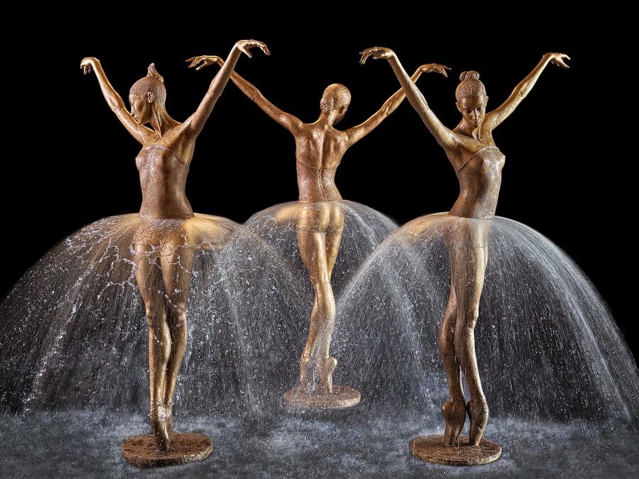 给雕塑穿上水裙子,这姐们儿真会整活儿