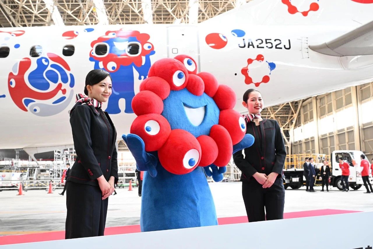 日本航空推出世博特别机身涂装，密集机身“令人不适”
