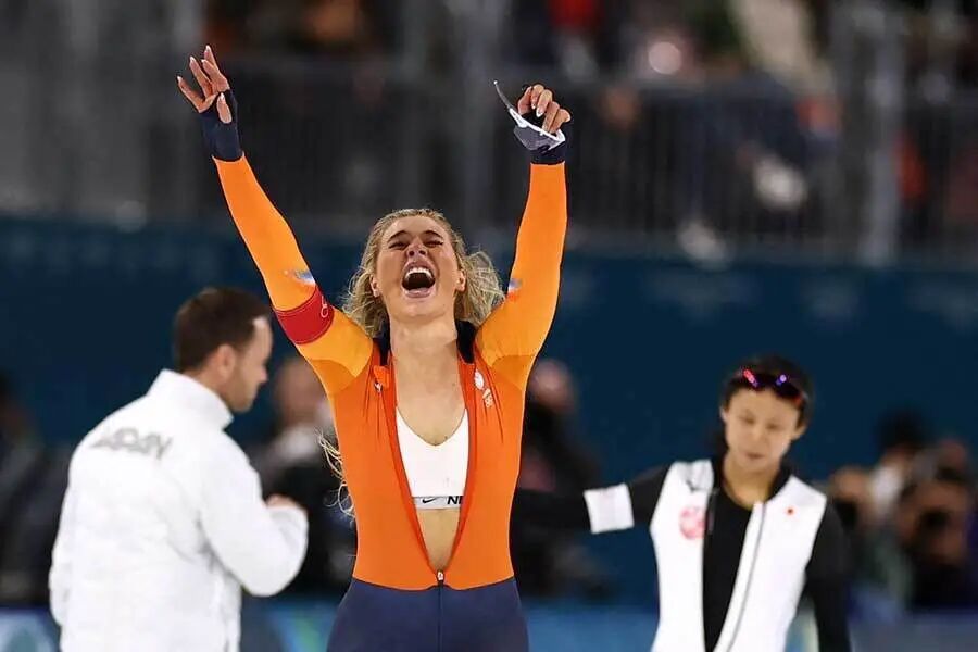 奥运冠军“拉拉链露内衣”？！耐克又赢麻，FILA哭晕了！？