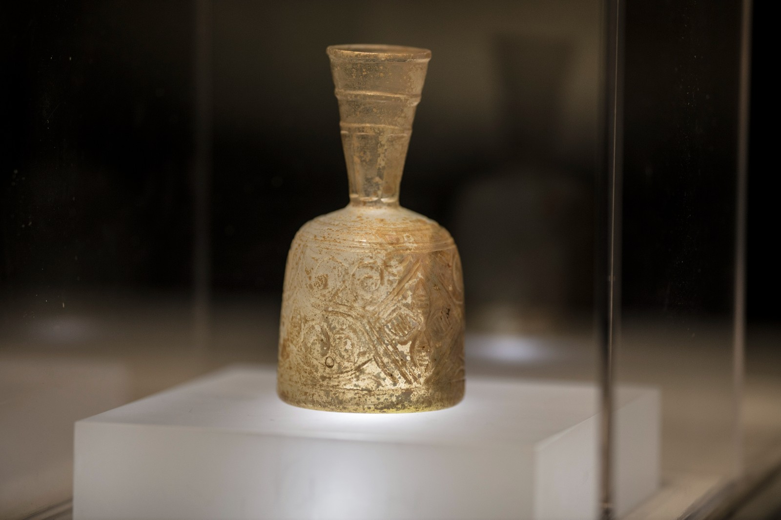千年琉璃中的文明之光：清华艺博呈现古代东西玻璃艺术